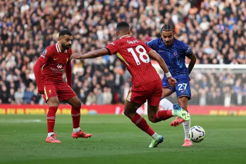 تشيلسي ينافس ليفربول على صفقة دفاعية